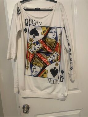 chic White Queen of Spades Graphic Crewneck Sweater